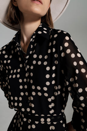 Abito a pois Fit and Flare con maniche voluminose in nero.