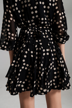 Abito a pois Fit and Flare con maniche voluminose in nero.