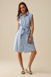 Q2 Abito camicia senza maniche con cintura e tasca ricamata