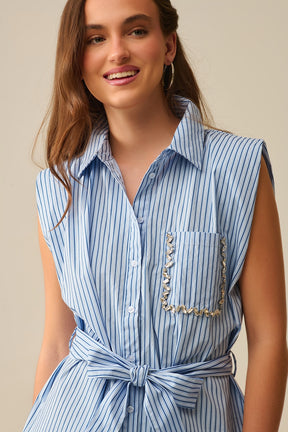 Abito camicia senza maniche con cintura e tasca ricamata