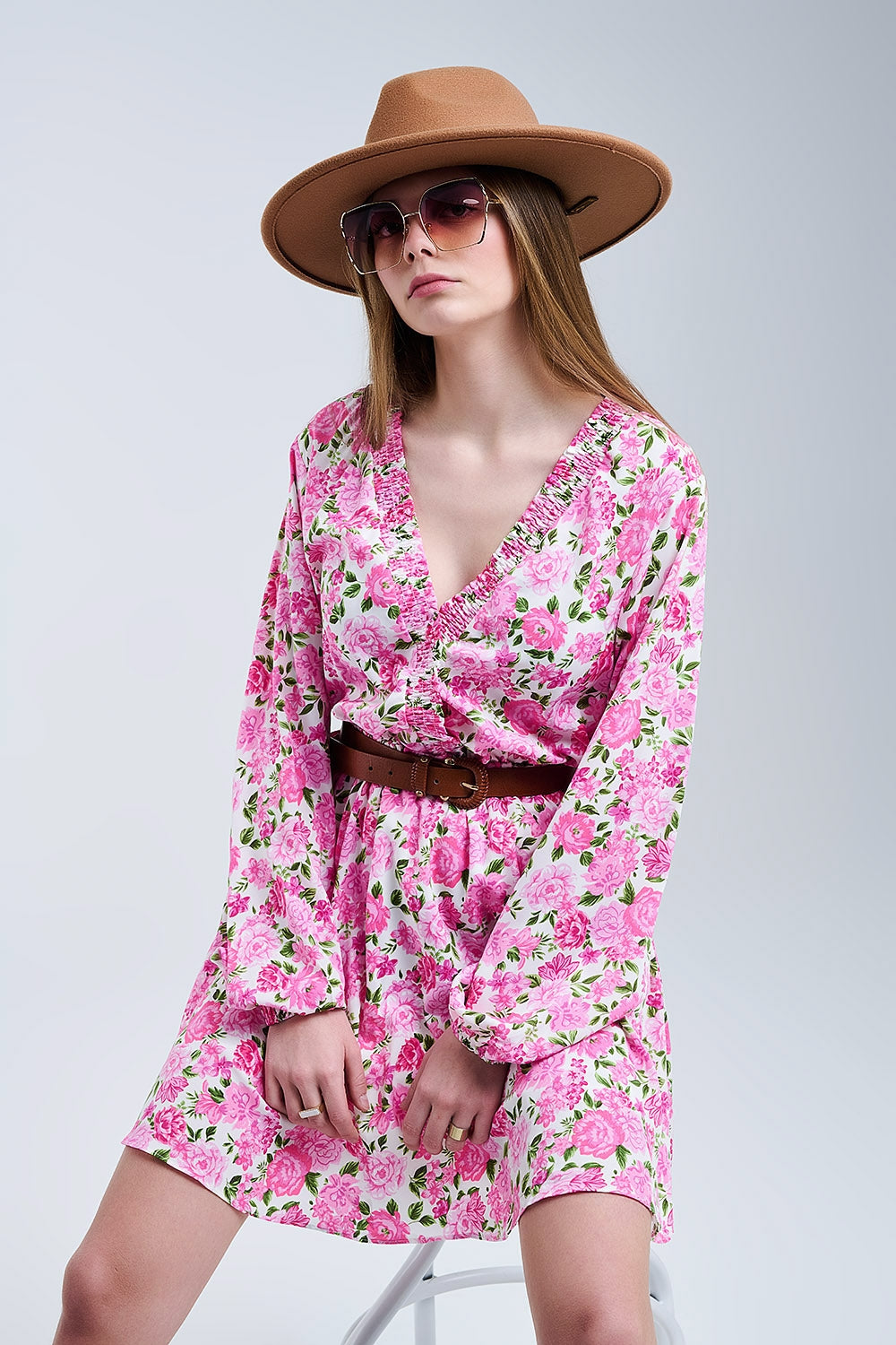 Q2 Abito floreale con scollo a V fiori rosa e accenti verdi