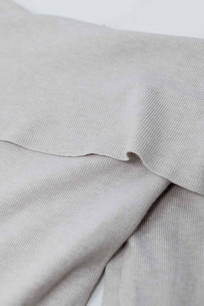 abito in maglia beige con scollo a barca