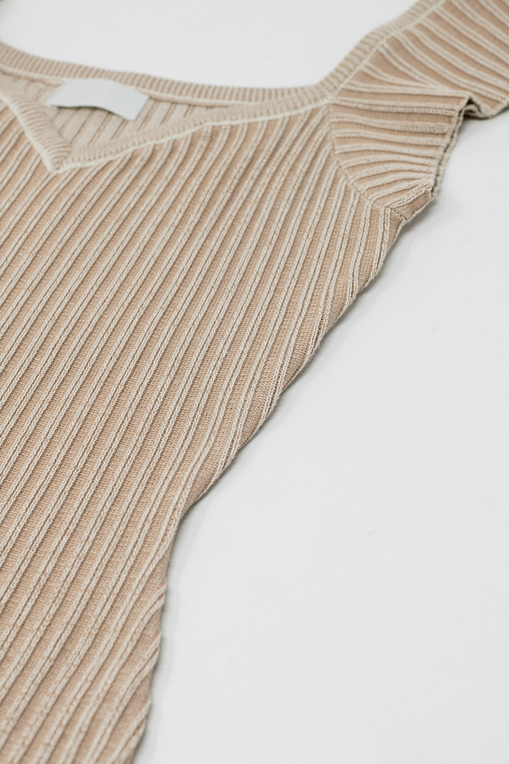 Abito midi beige in maglia a coste spesse con maniche a cappuccio