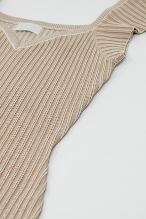 Abito midi beige in maglia a coste spesse con maniche a cappuccio