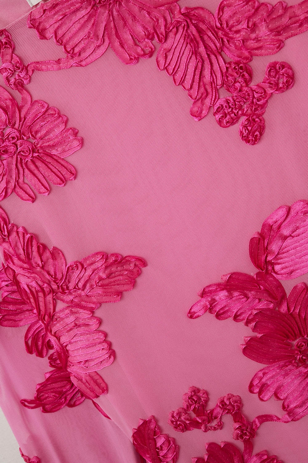 abito mini in chiffon color fucsia con broccato floreale