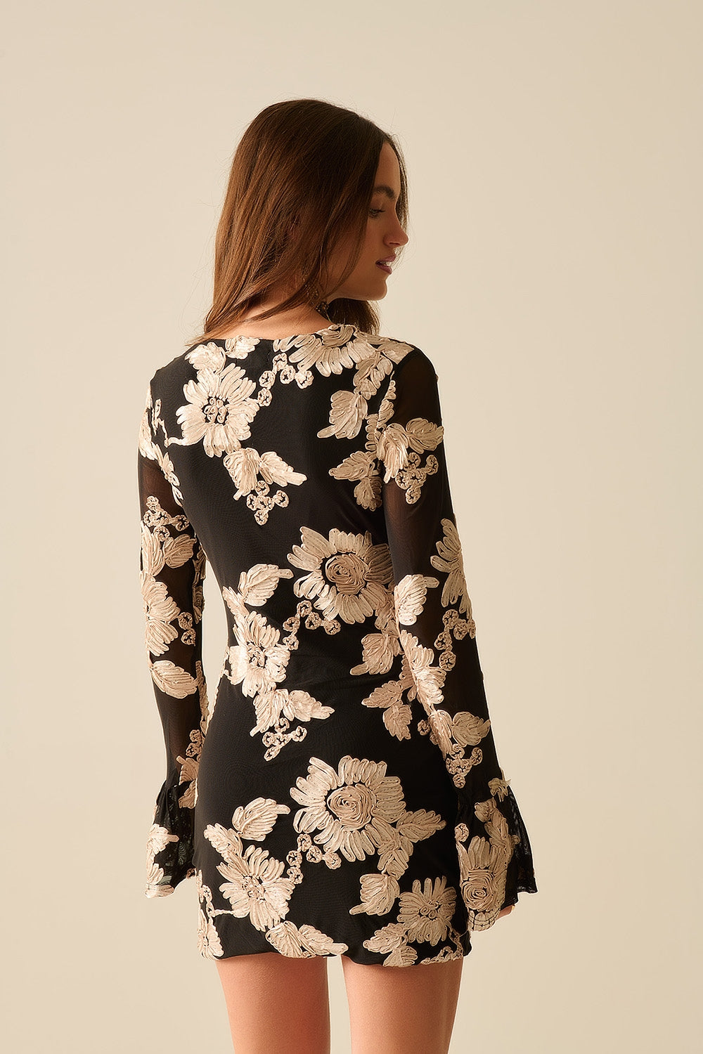 abito mini in chiffon nero con broccato floreale