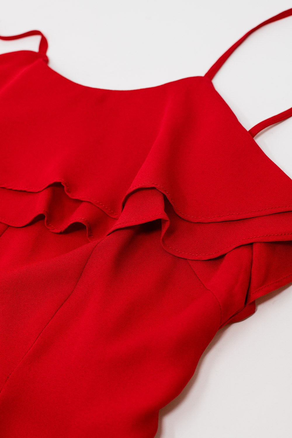 Abito rosso in chiffon con spalline e rouches