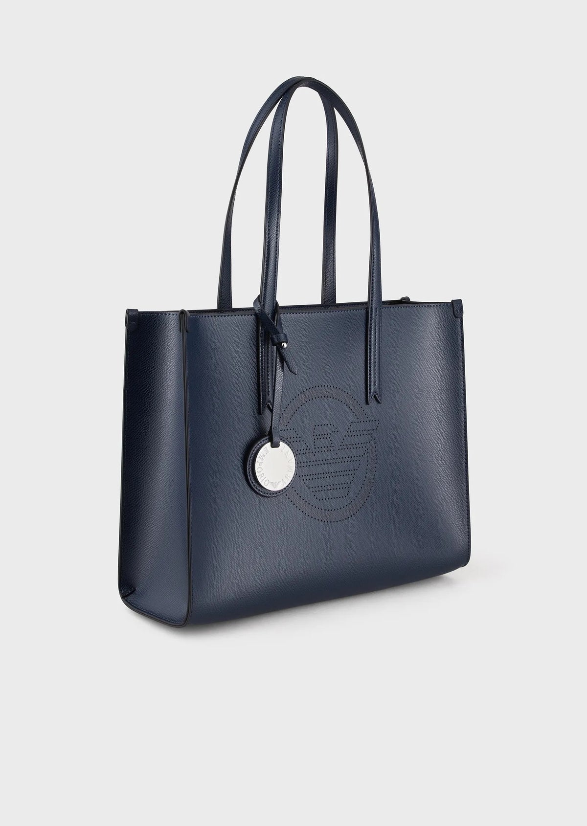 EMPORIO ARMANI Shopper blu con ciondolo e maxi logo traforato