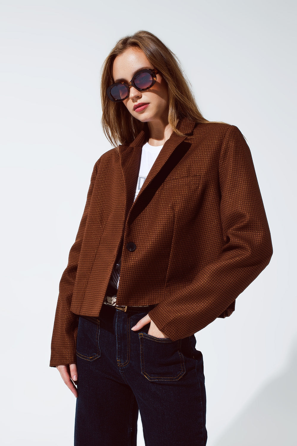 Blazer corta oversized con design Vichy e dettagli metallici in marrone