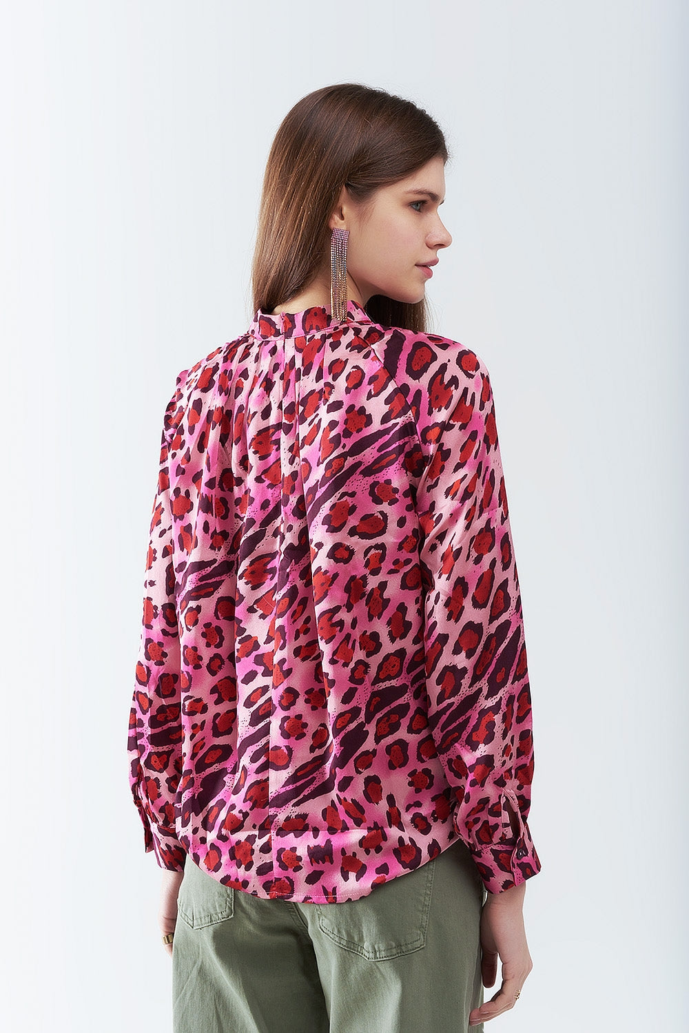 Blusa a Maniche Lunghe in Stampa Leopardata Fucsia alla Moda