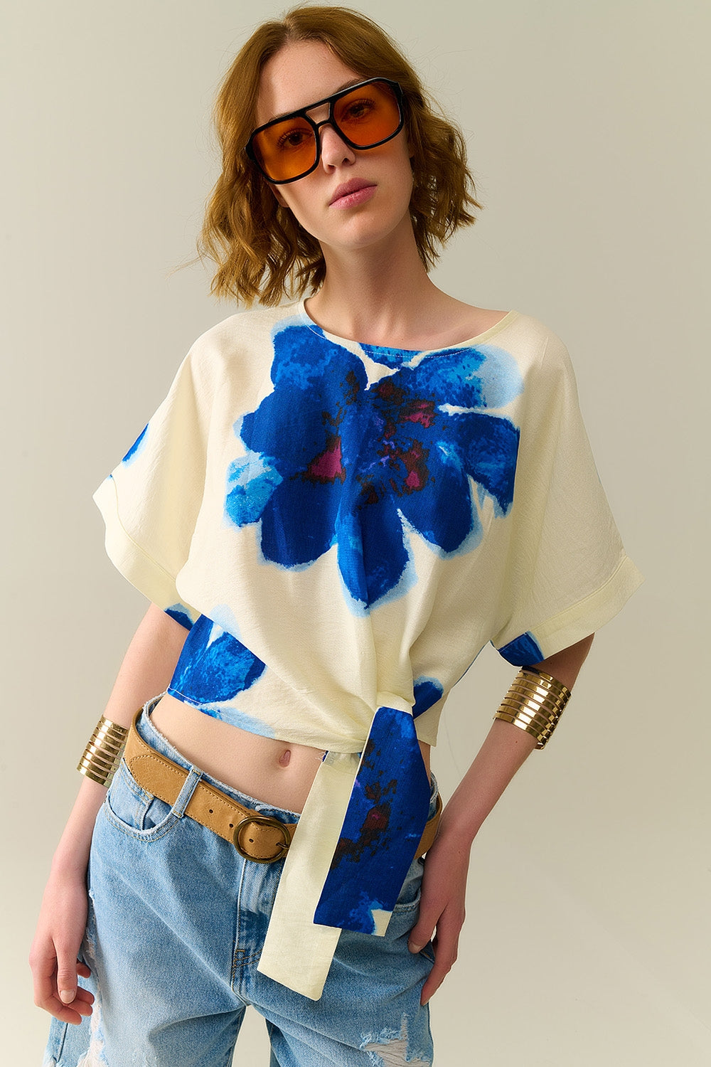 Q2 Blusa Bianca Corta con Stampa Floreale Tropicale in Blu