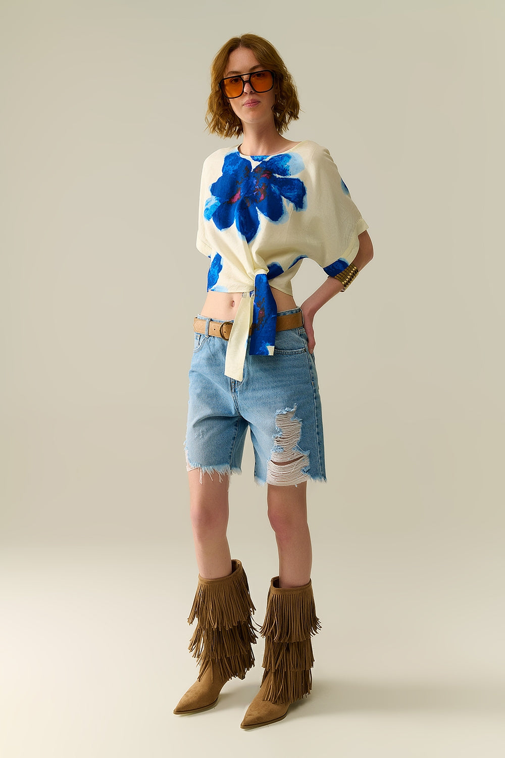 Blusa Bianca Corta con Stampa Floreale Tropicale in Blu