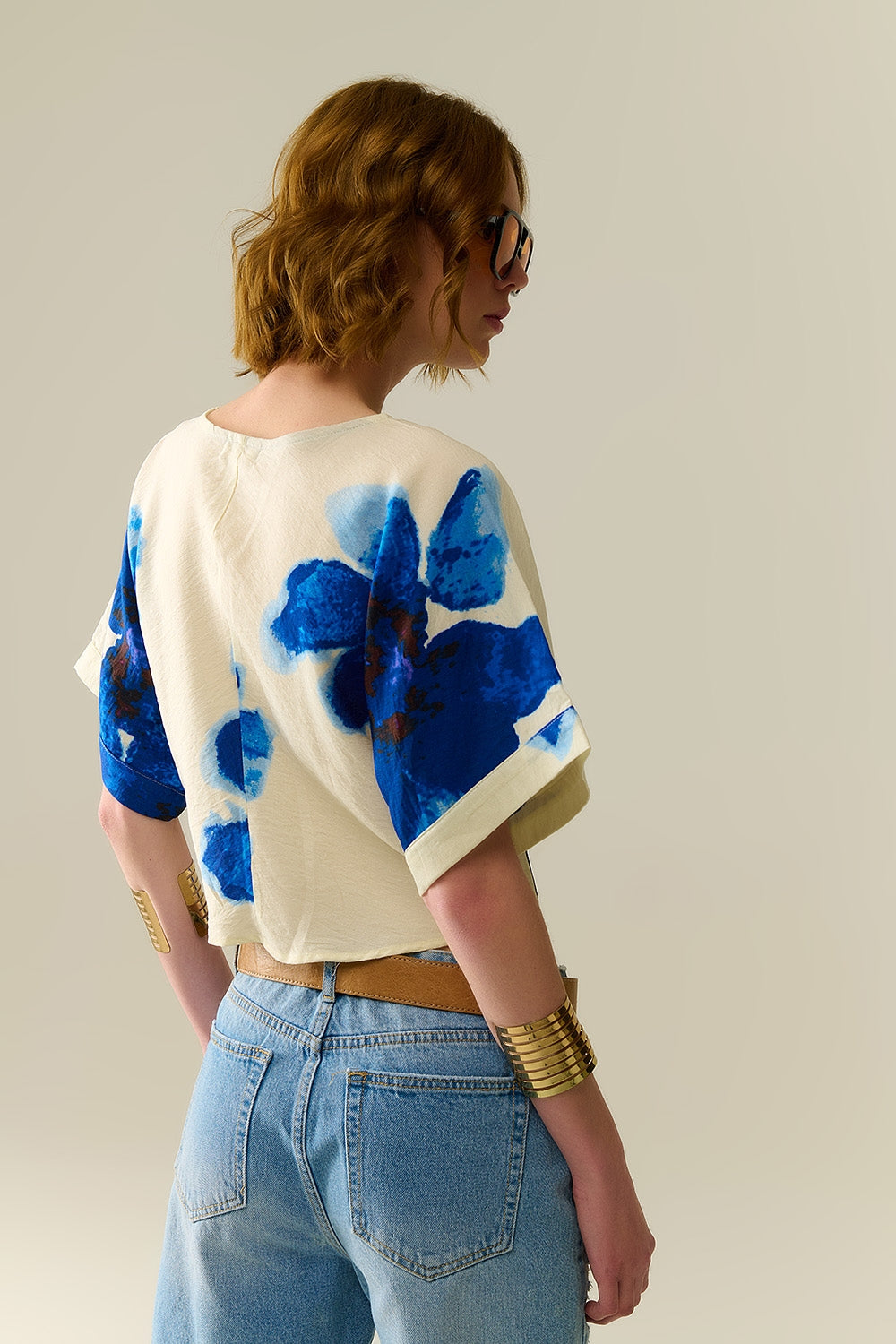 Blusa Bianca Corta con Stampa Floreale Tropicale in Blu