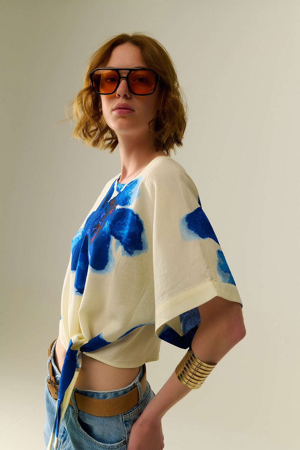 Blusa Bianca Corta con Stampa Floreale Tropicale in Blu