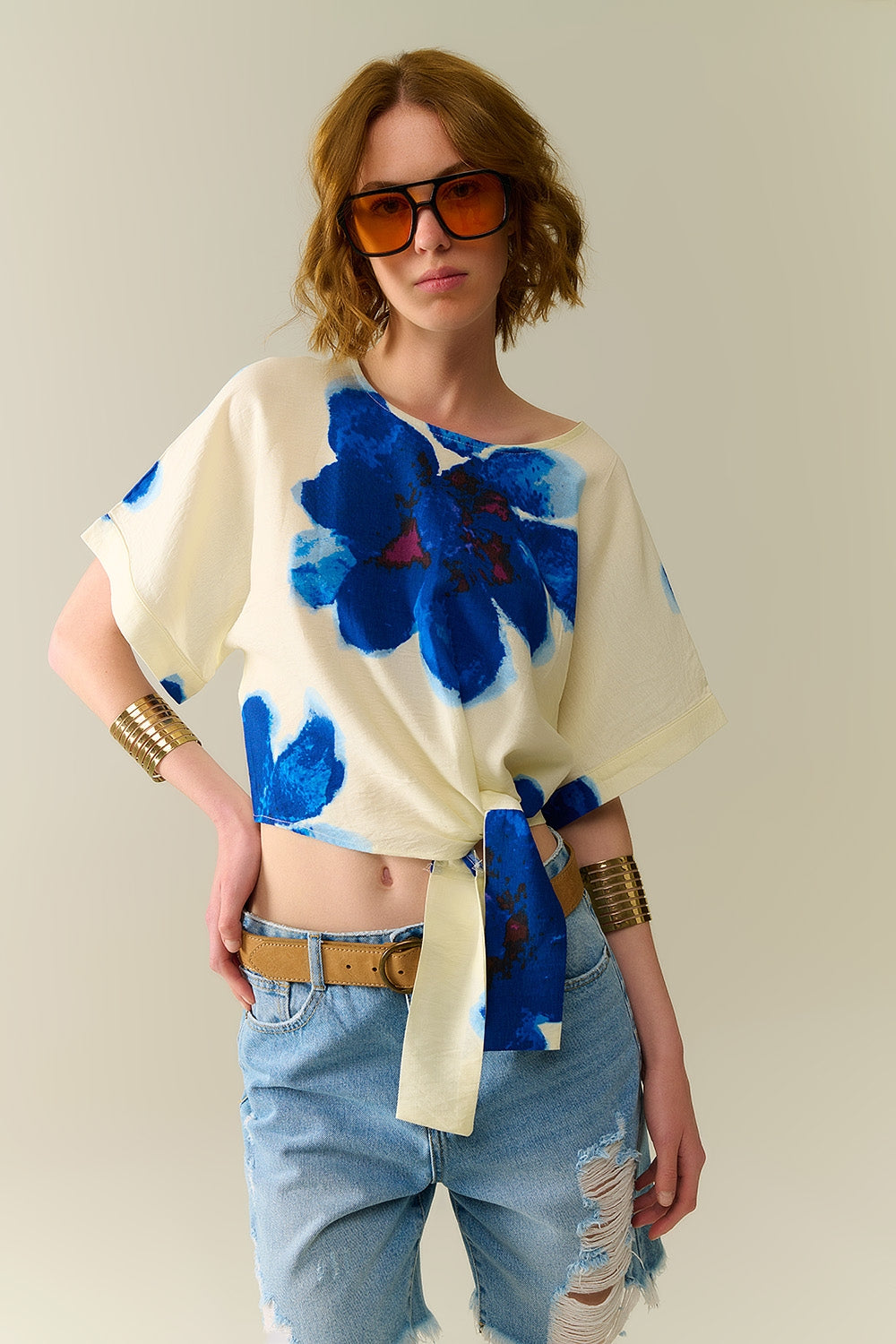 Blusa Bianca Corta con Stampa Floreale Tropicale in Blu