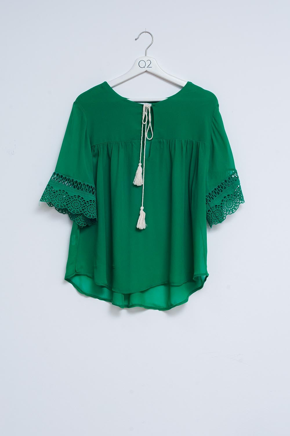 Q2 Blusa con finiture in pizzo allacciata sul davanti verde