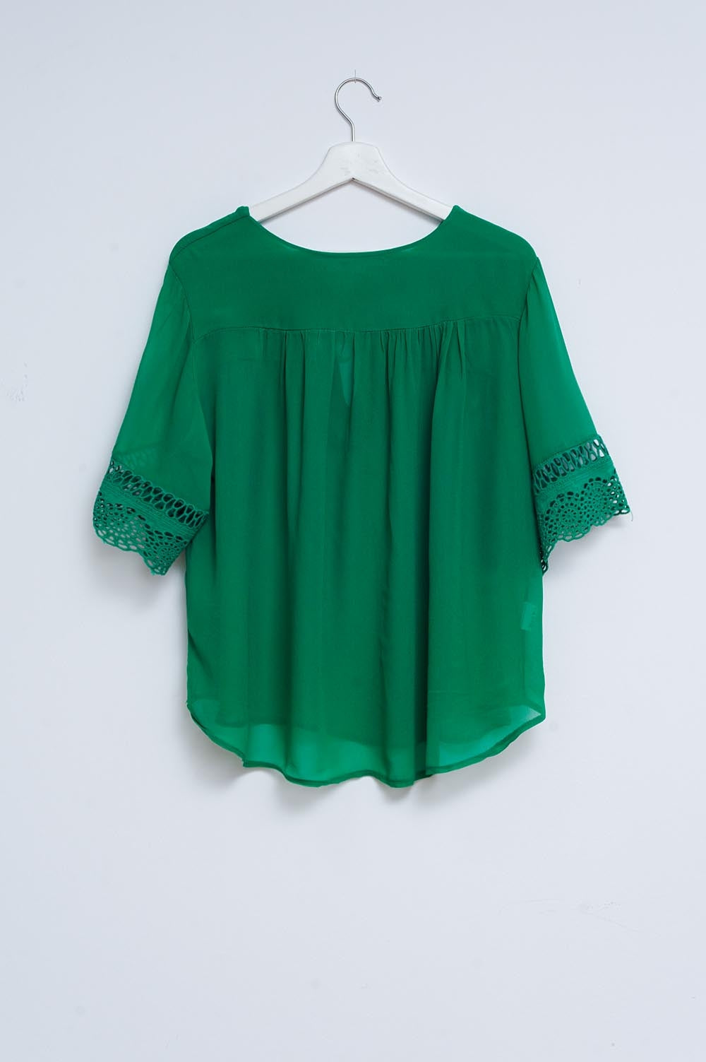 Blusa con finiture in pizzo allacciata sul davanti verde