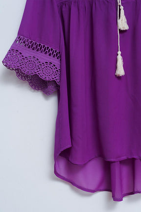 Blusa con finiture in pizzo allacciata sul davanti viola