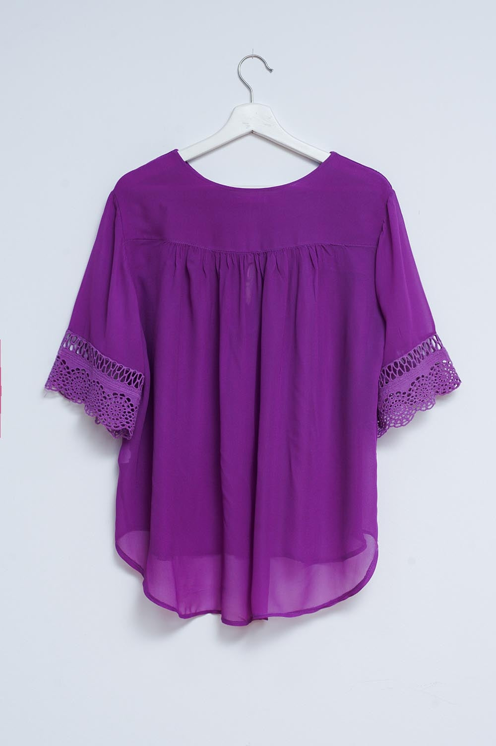 Blusa con finiture in pizzo allacciata sul davanti viola