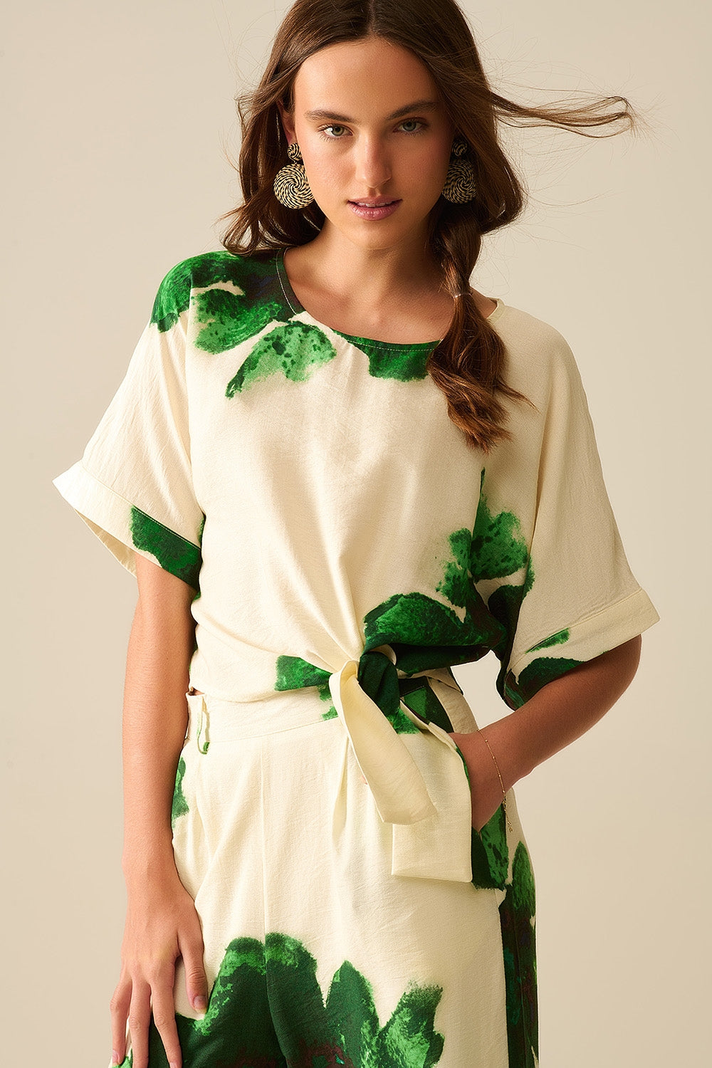 Q2 Blusa corta con stampa floreale verde annodata in vita