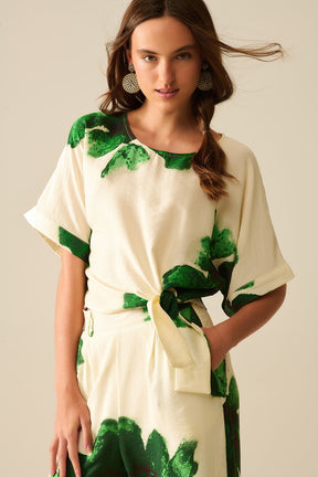 Q2 Blusa corta con stampa floreale verde annodata in vita