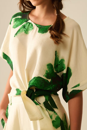 Blusa corta con stampa floreale verde annodata in vita