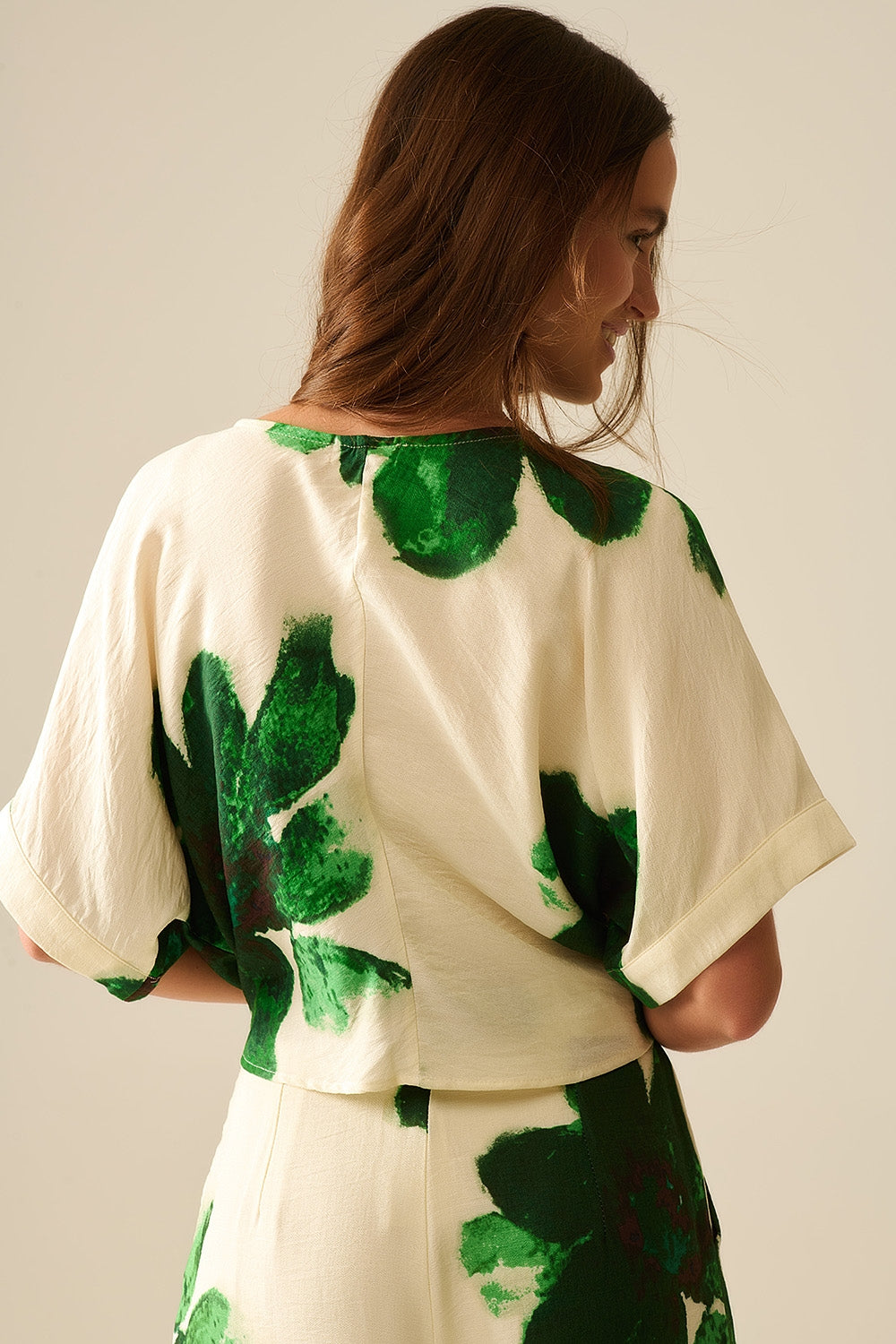 Blusa corta con stampa floreale verde annodata in vita