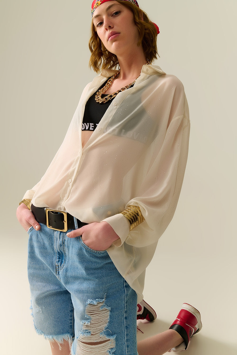 Q2 Blusa di chiffon beige morbida con dettaglio glitter