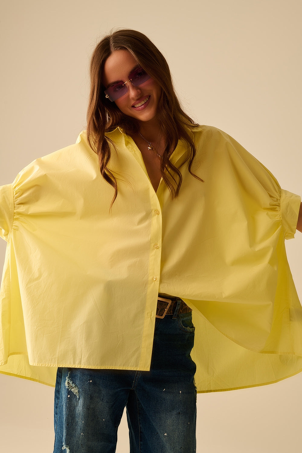 Q2 Blusa gialla oversize con manica corta