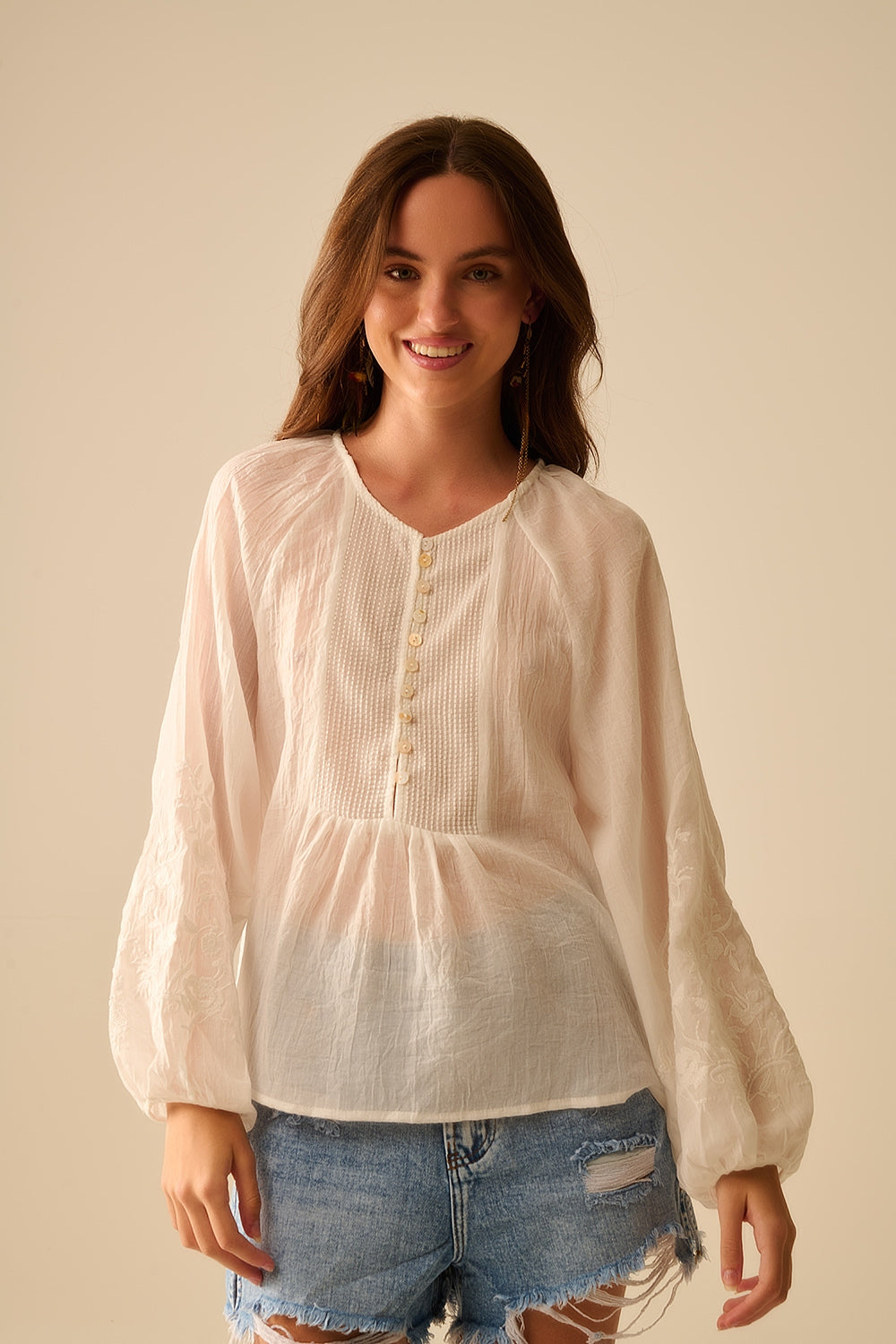 Q2 blusa in chiffon bianco con ricamo sulle maniche