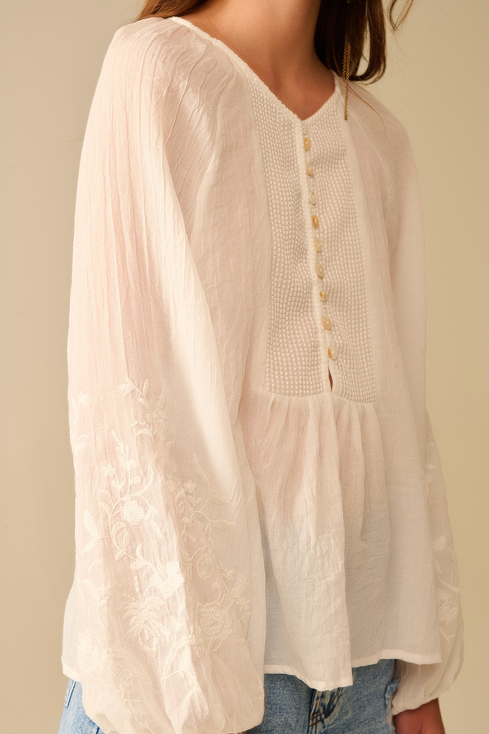blusa in chiffon bianco con ricamo sulle maniche