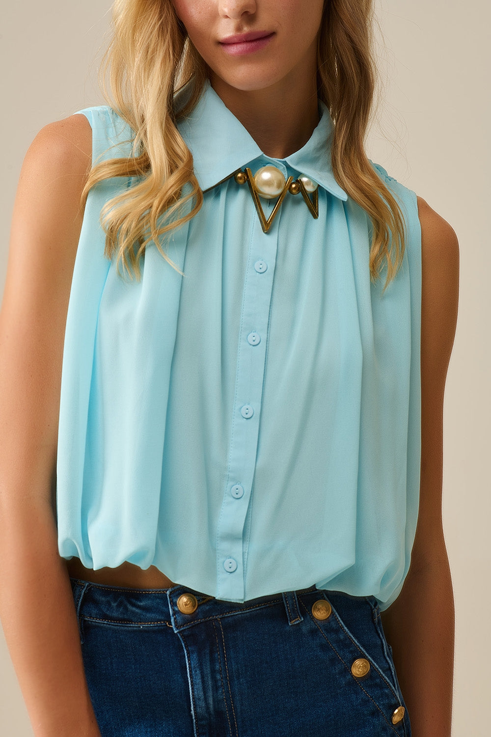 blusa in chiffon blu baby con pieghe sull'orlo