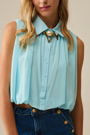 blusa in chiffon blu baby con pieghe sull'orlo
