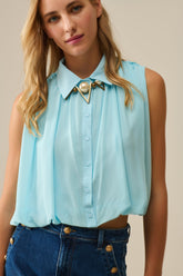 Q2 blusa in chiffon blu baby con pieghe sull'orlo