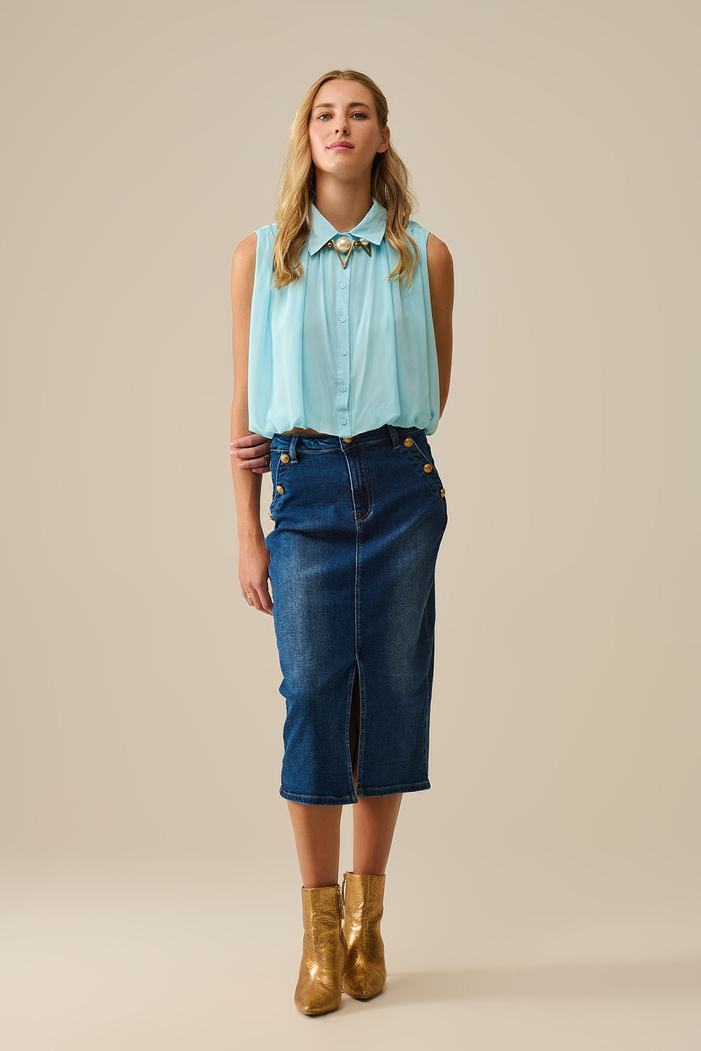 blusa in chiffon blu baby con pieghe sull'orlo