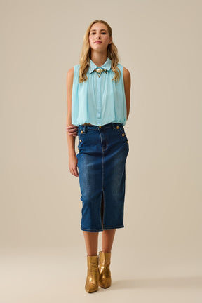 blusa in chiffon blu baby con pieghe sull'orlo