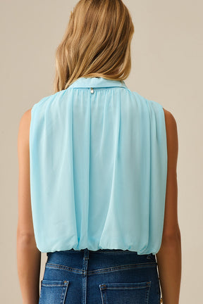 blusa in chiffon blu baby con pieghe sull'orlo