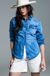 Q2 Body Con Mid Wash Denim Shirt con tasche sul petto e bottoni a pressione