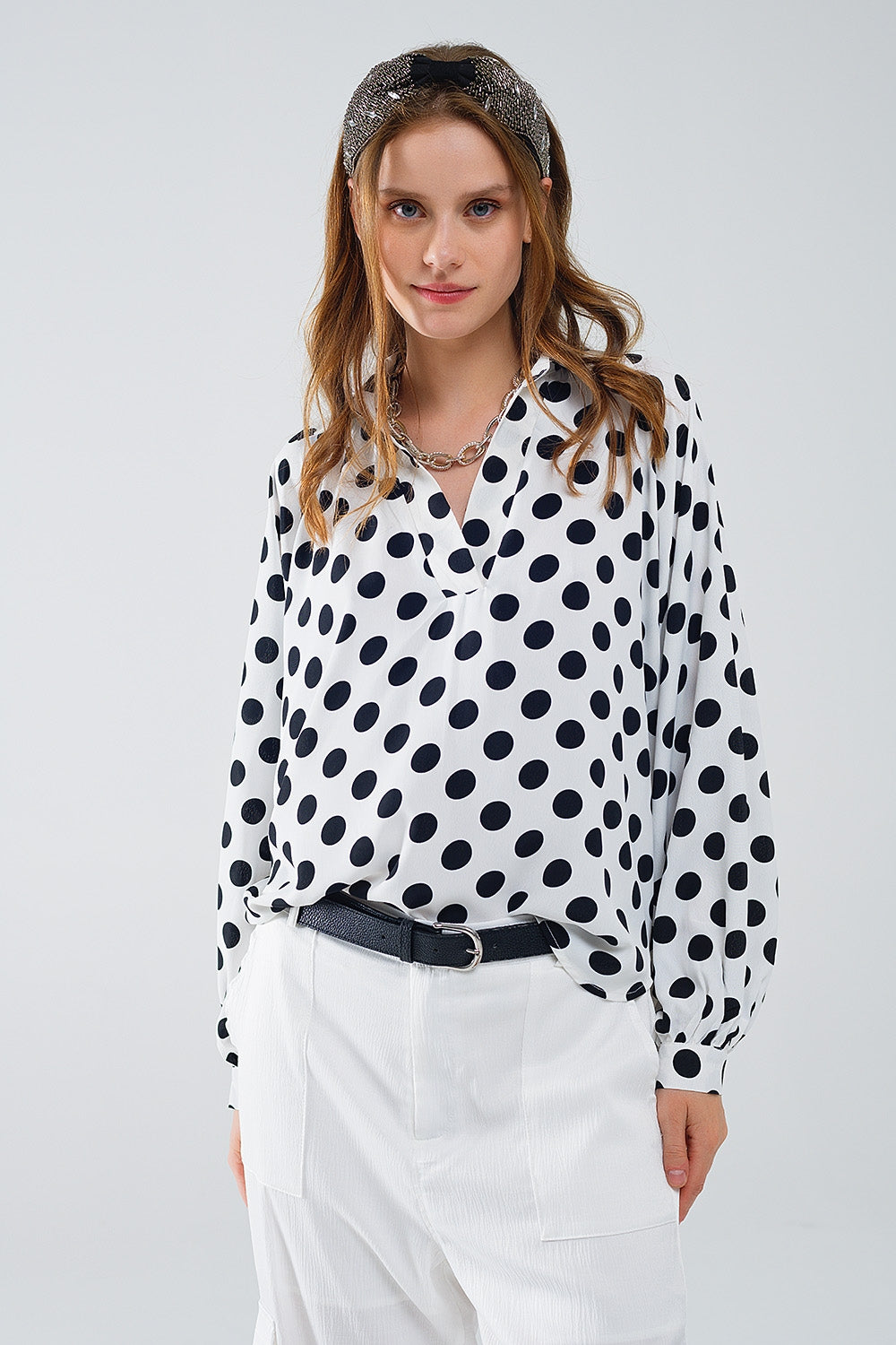 Camicetta a pois con scollo a V e maniche a palloncino