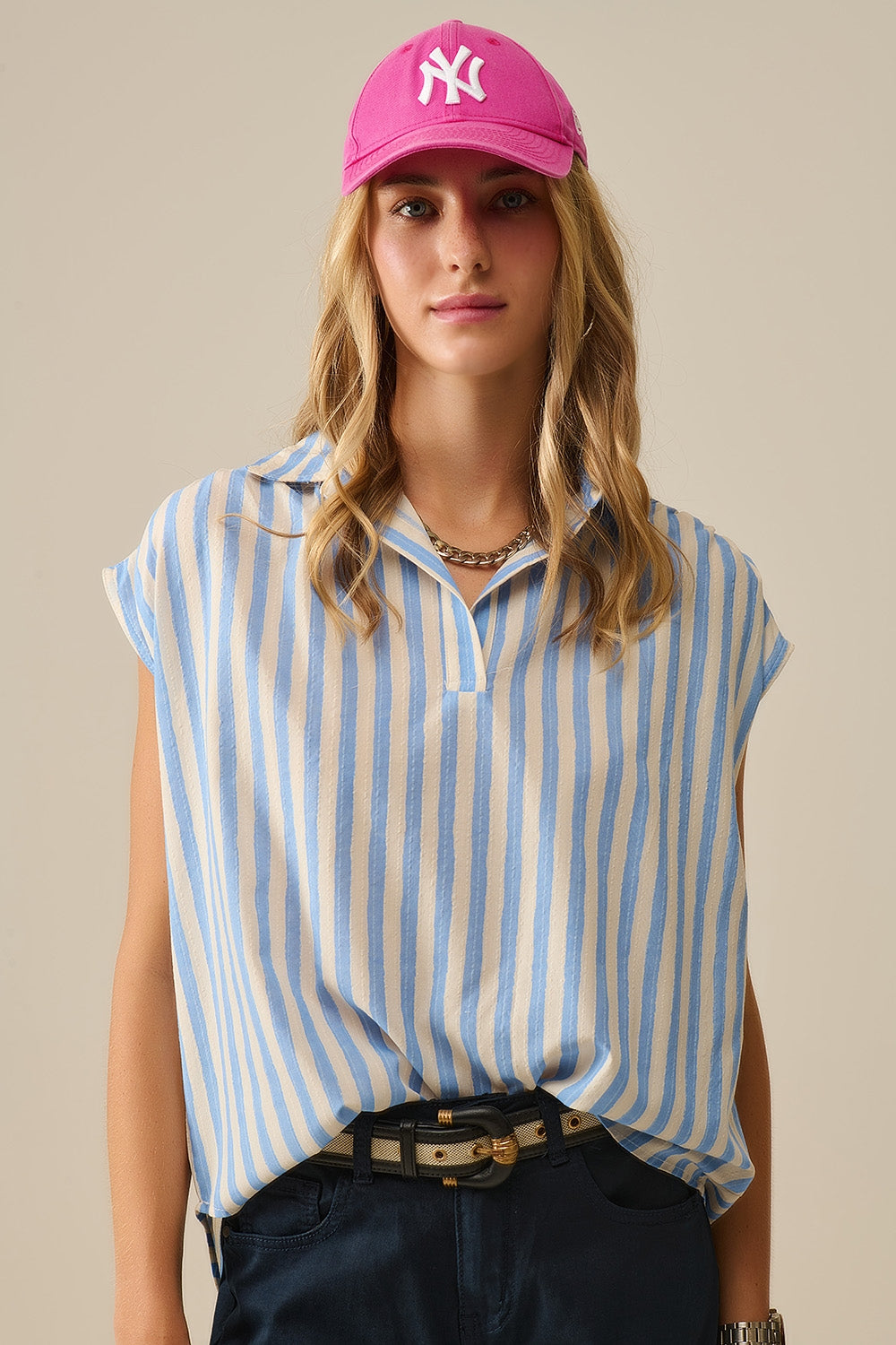 Q2 Camicetta a righe con maniche scese in blu