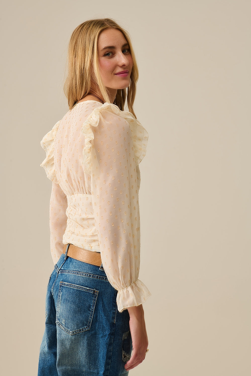 Camicetta beige con pois dorati e dettagli a balze