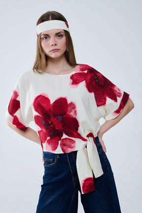 Q2 Camicetta cropped beige con stampa floreale tropicale in rosso legata in vita