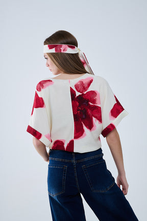 Camicetta cropped beige con stampa floreale tropicale in rosso legata in vita