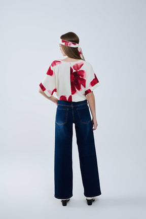 Camicetta cropped beige con stampa floreale tropicale in rosso legata in vita