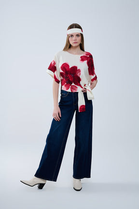 Camicetta cropped beige con stampa floreale tropicale in rosso legata in vita