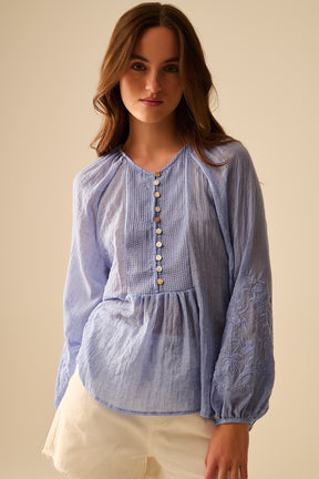 Camicetta in chiffon blu con ricamo sulle maniche