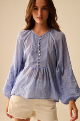 Q2 Camicetta in chiffon blu con ricamo sulle maniche