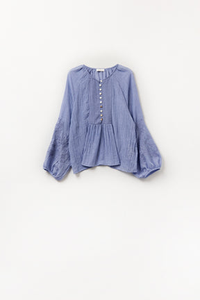 Camicetta in chiffon blu con ricamo sulle maniche
