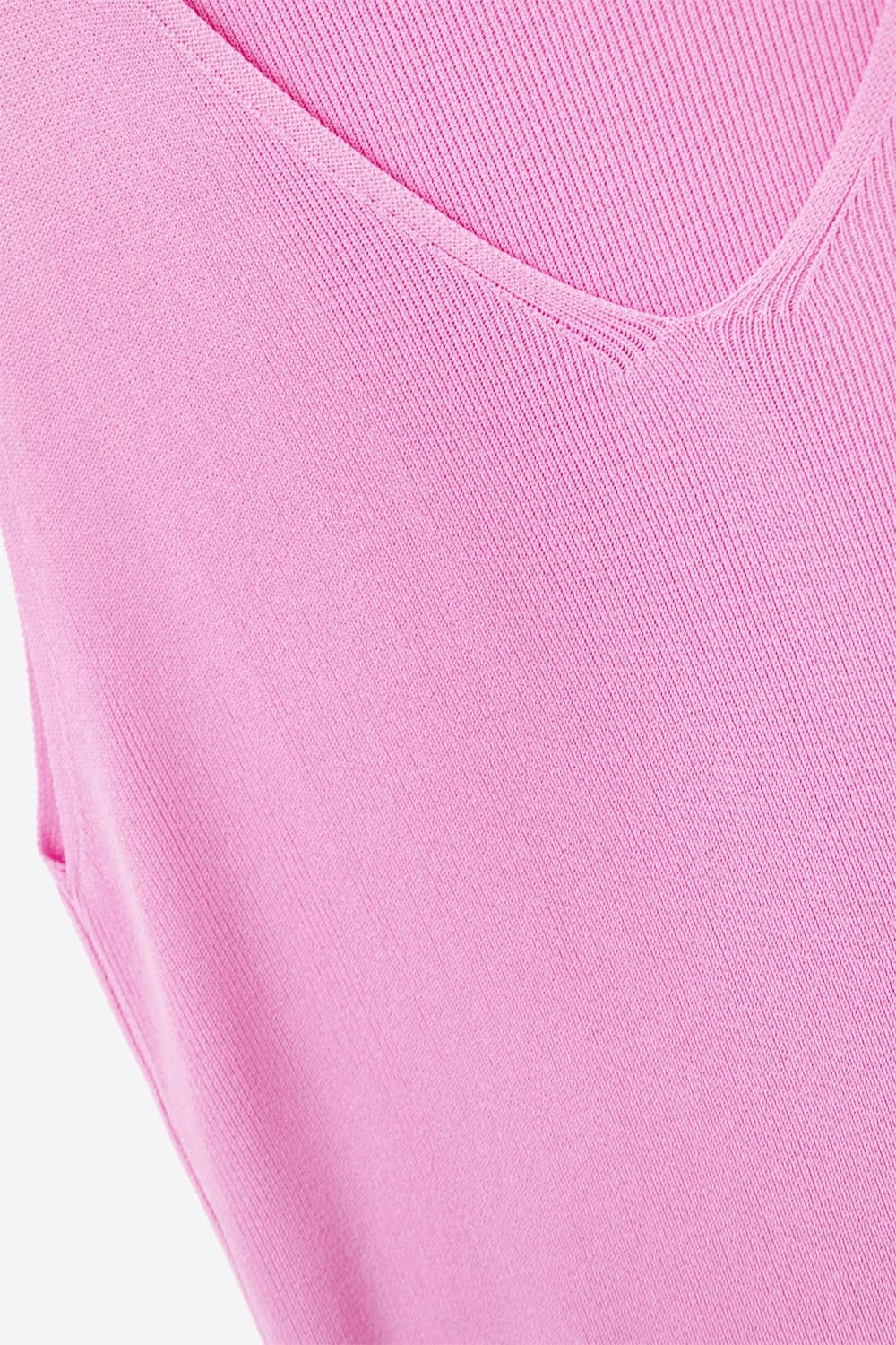 Camicetta smanicata color fucsia con scollo a V