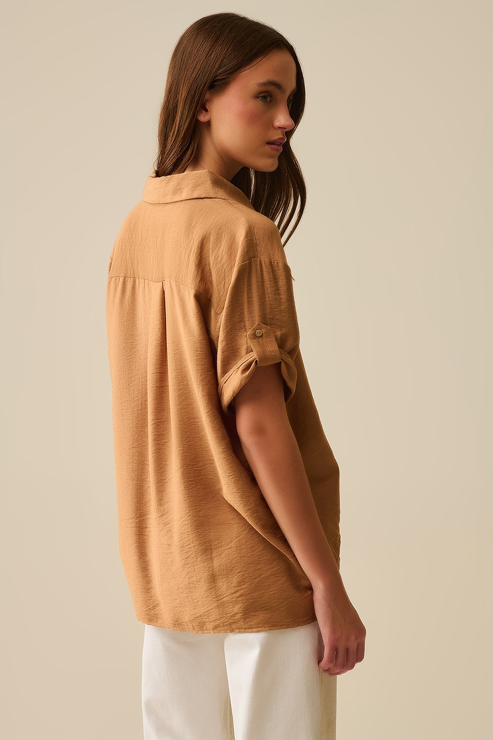 Camicia a maniche corte rilassata color cammello con bottoni dorati